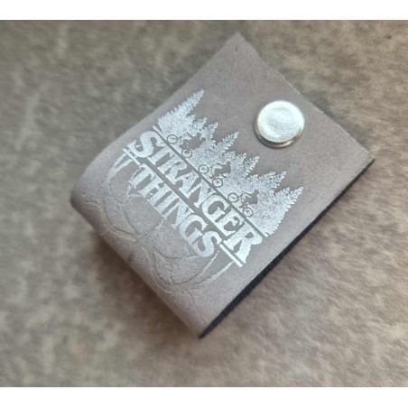 Metka z nitem  szara Stranger Things