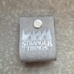 Metka z nitem  szara Stranger Things